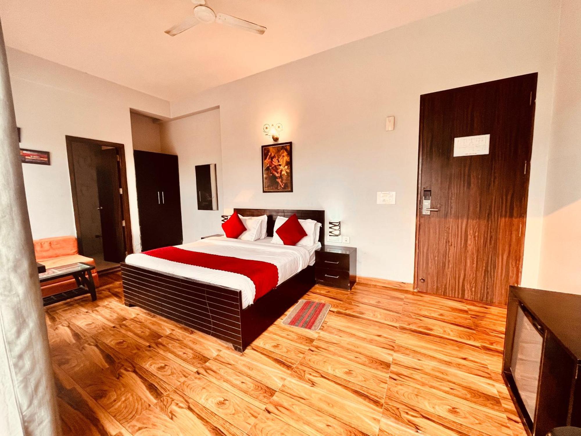 Pearl Grand Boutique Cottage In Omaxe Anandam Vrindavan - #Premium Ac Rooms With Balcony #Big Parking #Lift #Garden #Peaceful Area #Near Prem Mandir #Property Of The Year #Most Awarded Exterior photo