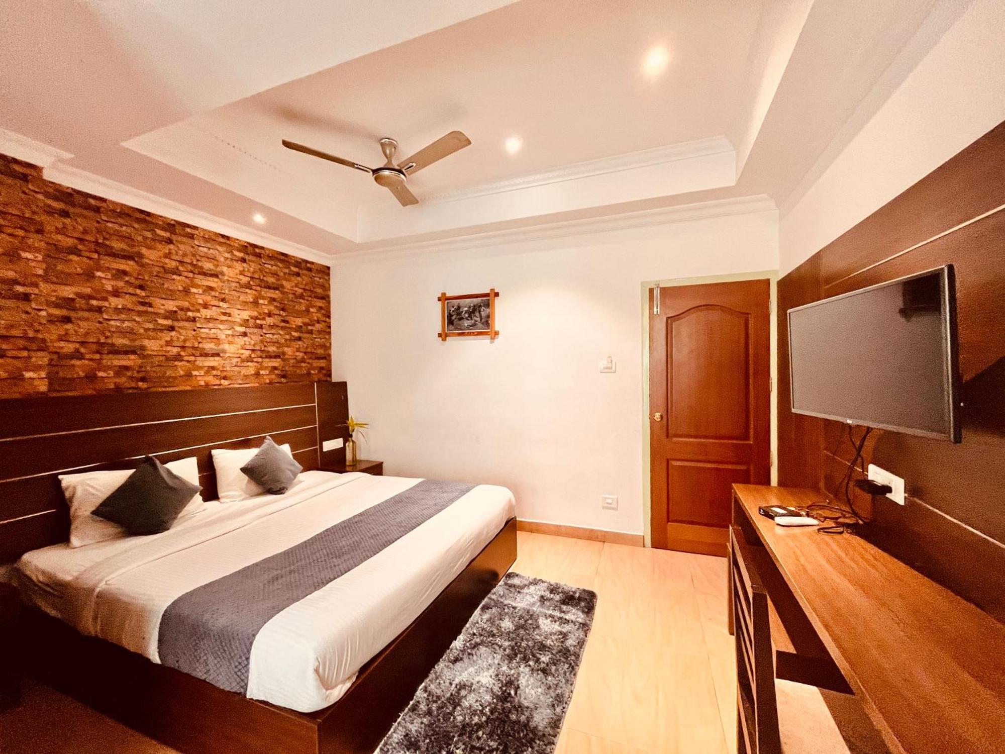 Pearl Grand Boutique Cottage In Omaxe Anandam Vrindavan - #Premium Ac Rooms With Balcony #Big Parking #Lift #Garden #Peaceful Area #Near Prem Mandir #Property Of The Year #Most Awarded Exterior photo