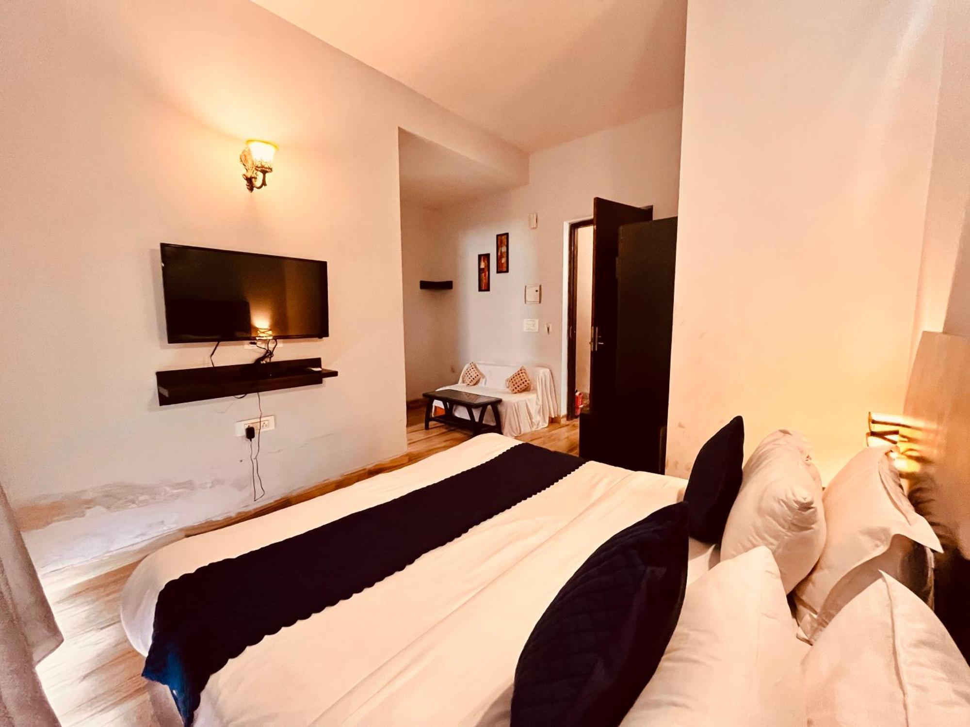 Pearl Grand Boutique Cottage In Omaxe Anandam Vrindavan - #Premium Ac Rooms With Balcony #Big Parking #Lift #Garden #Peaceful Area #Near Prem Mandir #Property Of The Year #Most Awarded Exterior photo